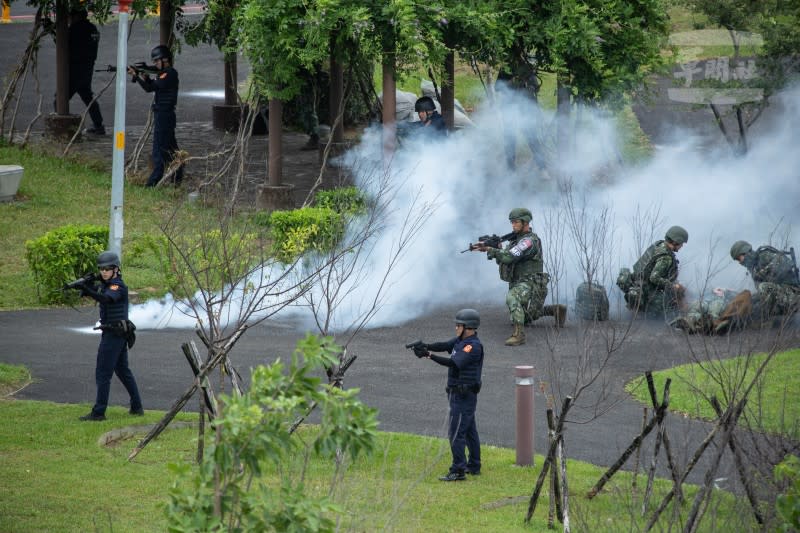 <cite>漢光39號演習，憲警合作圍殲敵特工人員。（總統府提供）</cite>