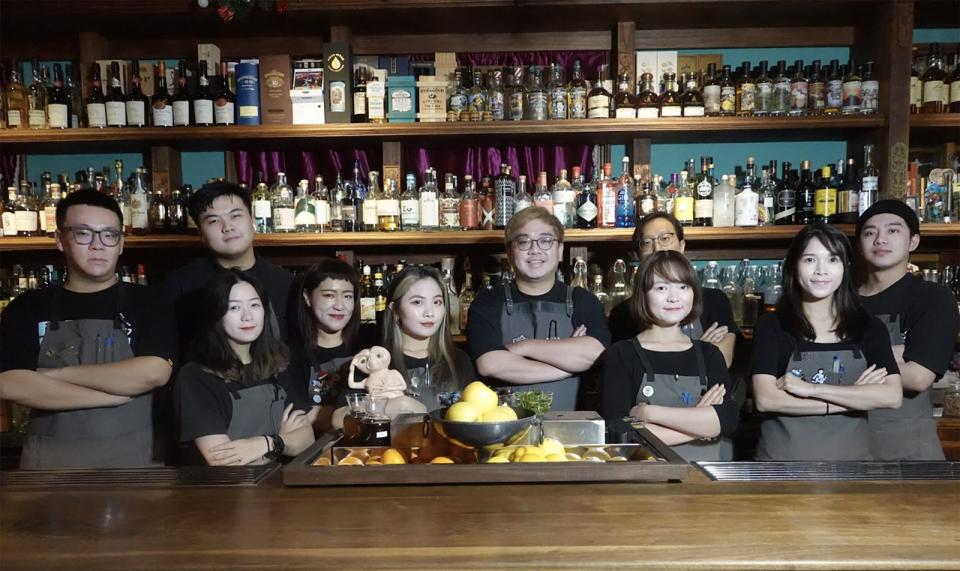 首屆《PAPERPLANE 酒吧指南》的「年度最佳酒吧獎」，由台南「Bar Home」獲得。