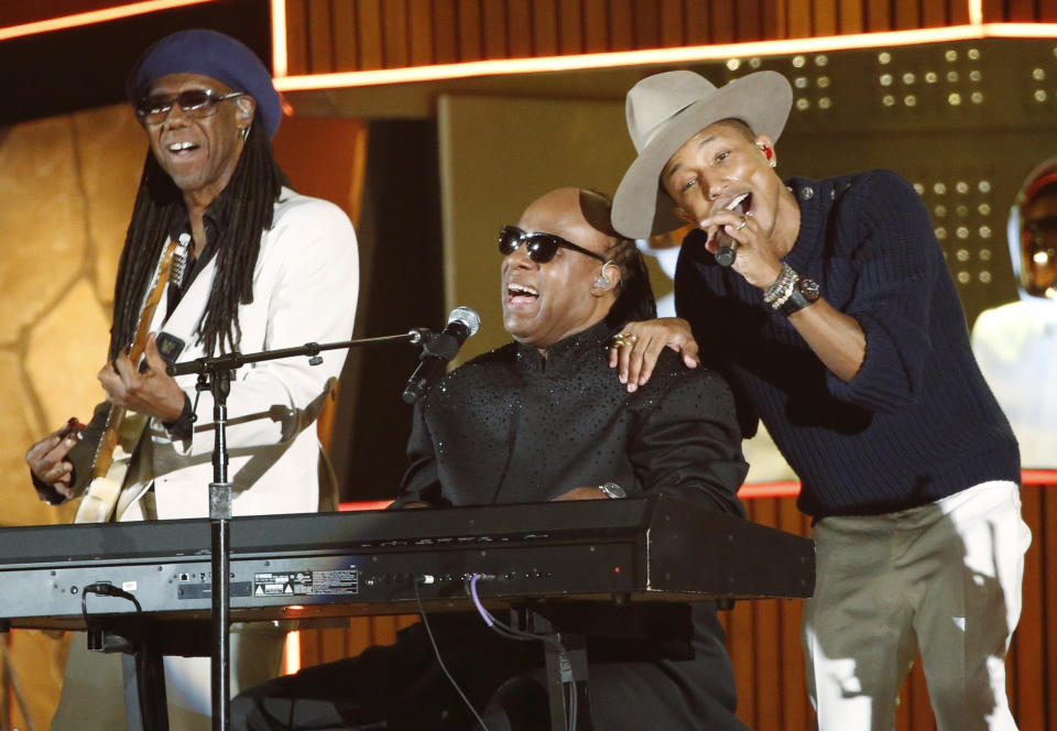 Nile Rogers, Stevie Wonder and Pharrell WIlliams (L-R) perform Daft Punk's "Get Lucky" at the 56th annual Grammy Awards in Los Angeles, California January 26, 2014.   REUTERS/ Mario Anzuoni  (UNITED STATES  TAGS:ENTERTAINMENT) (GRAMMYS-SHOW)