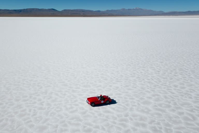 En el salar, a unos 4000 metros sobre el nivel del mar, los vehículos estacionaron y se prepararon para las primeras pruebas