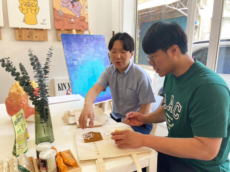 圖說：東映（TOEI）集團榊原一文製片人（左） ，9月27日參訪台灣的動漫IP公司和「金馬桶」創意團隊負責人WEI(右）探討動漫IP「金馬桶」的動畫化規劃。