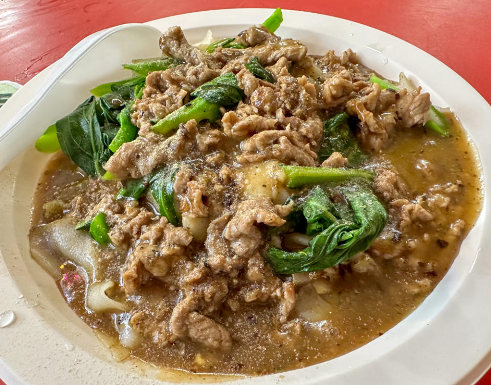 yuet loy cooked food - beef hor fun