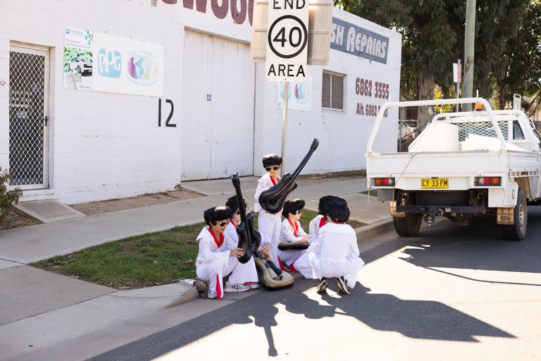 Niños con sus disfraces de Elvis Presley esperan el inicio del desfile en el Festival Parkes Elvis