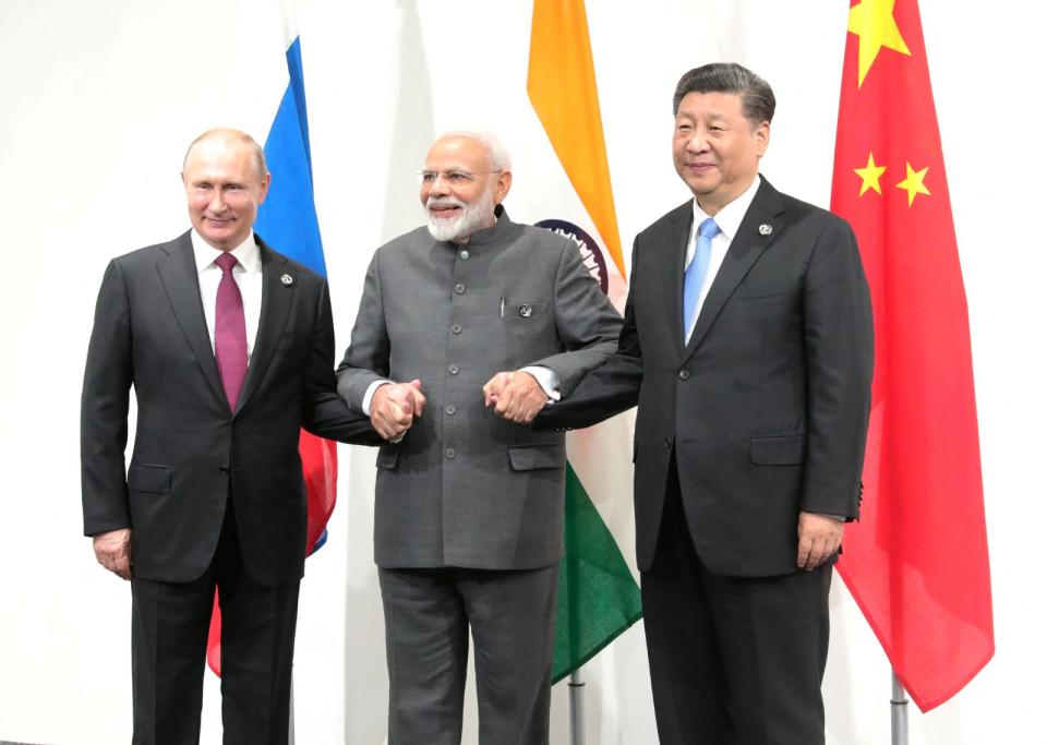 印度總理莫迪（中）上任以來積極採多方結盟路線，在2019年G20峰會場邊與俄羅斯總統普丁（左）、中國國家主席習近平會談。路透社