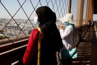 <p>Fermée depuis le 13 mars, à cause du coronavirus, la Tour Eiffel a rouvert partiellement ses portes aux touristes jeudi.</p>