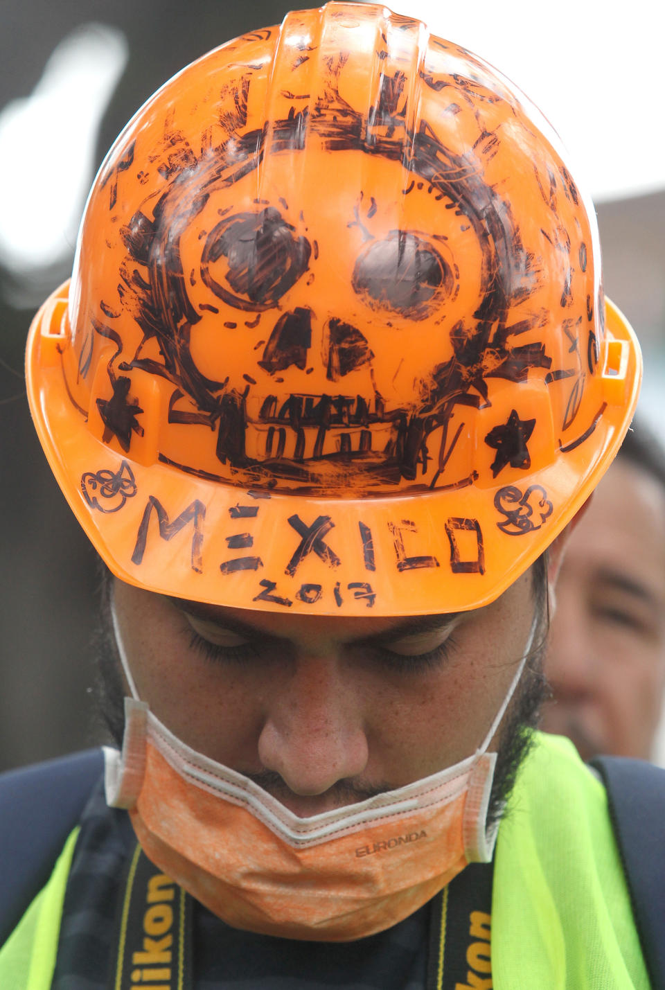 Cascos de rescatistas mexicanos se llenan de mensajes esperanzadores