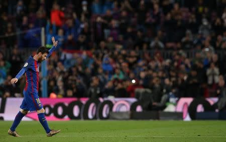 Football Soccer- Spanish La Liga Santander - Barcelona v Osasuna - Camp Nou stadium, Barcelona, Spain - 26/04/17 Barcelona's Lionel Messi leaves the pitch after being substituted. REUTERS/Albert Gea