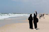 Niñas palestinas con velo se divierten en una playa en medio de la preocupación por la propagación de la enfermedad coronavirus (COVID-19), en el norte de la Franja de Gaza