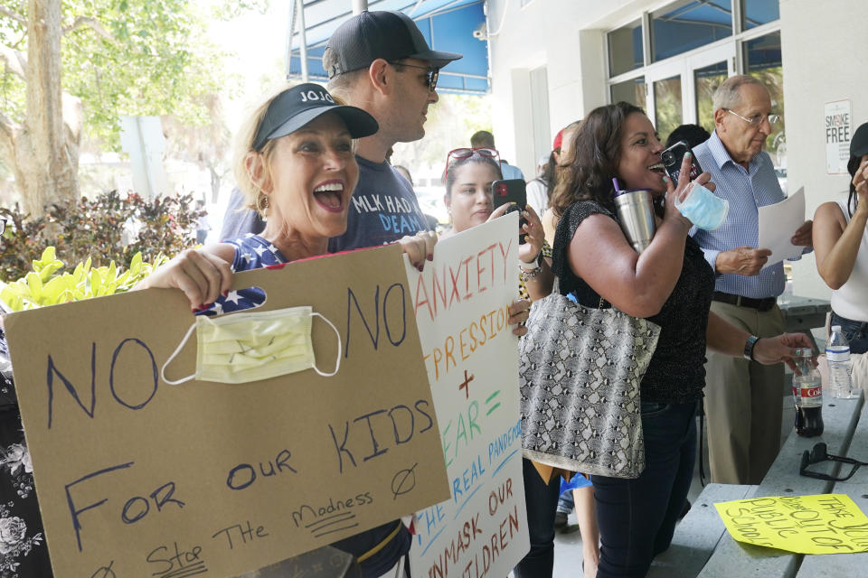 Una protesta contra el uso de mascarillas en las escuelas realizada en Fort Lauderdale, Florida, el 28 de julio de 2021.  (AP Photo/Marta Lavandier)