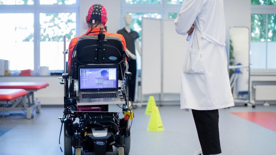 Sarshar Manoucheher, ein querschnittsgelähmter Patient, fährt mit seinen Rollstuhl durch einen Parcours, gesteuert mittels einer Hirn-Computer-Schnittstelle durch Gedankenkraft. Foto: Rolf Vennenbernd