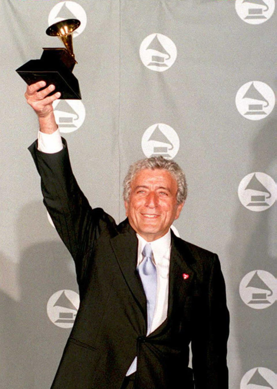 Tony Bennett holds his Grammy at the 37th annual Grammy Awards in Los Angeles. (Photo: Dan Groshong/AFP via Getty Images)