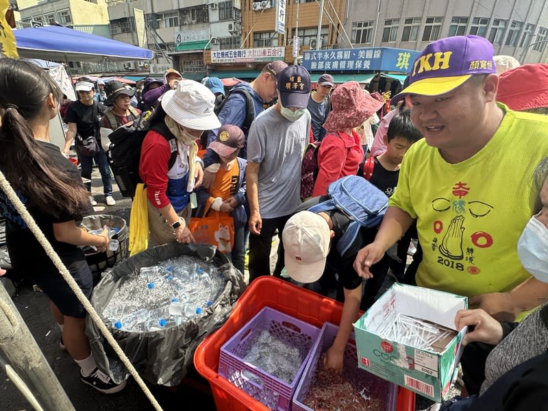 大甲媽遶境進香  民眾免費提供飲食 台中大甲鎮瀾宮媽祖遶境進香活動5日深夜起駕，萬 名信眾伴隨媽祖鑾轎啟程，天氣炎熱，沿途信眾設置 美食攤位，提供冷飲、點心給遶境民眾享用。 中央社記者趙麗妍攝  113年4月6日 