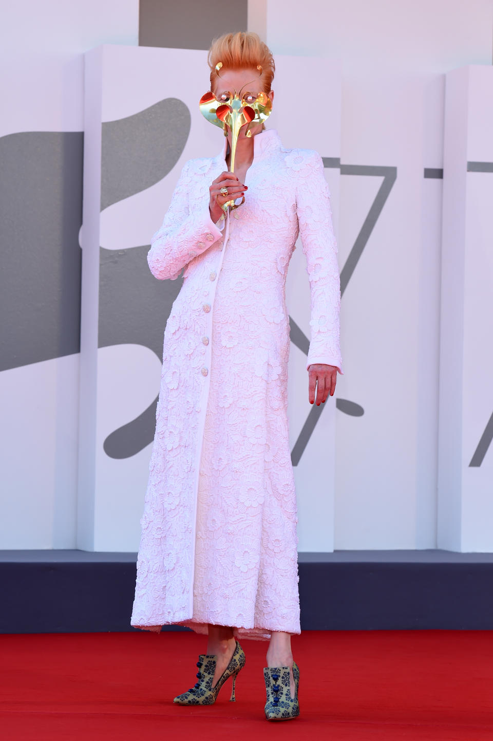 Tilda Swinton es la estrella del cortometraje que ha dirigido Almodóvar en inglés, por lo que no podía faltar a la cita con su director. Llegó vestida de Chanel con un diseño de la temporada primavera-verano 2020. (Foto: Stefania D'Alessandro / Getty Images)