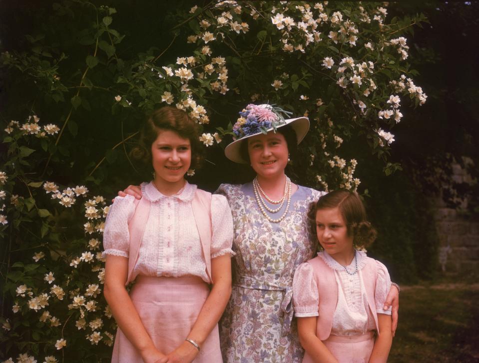 Elizabeth with her sister and mother, 1941