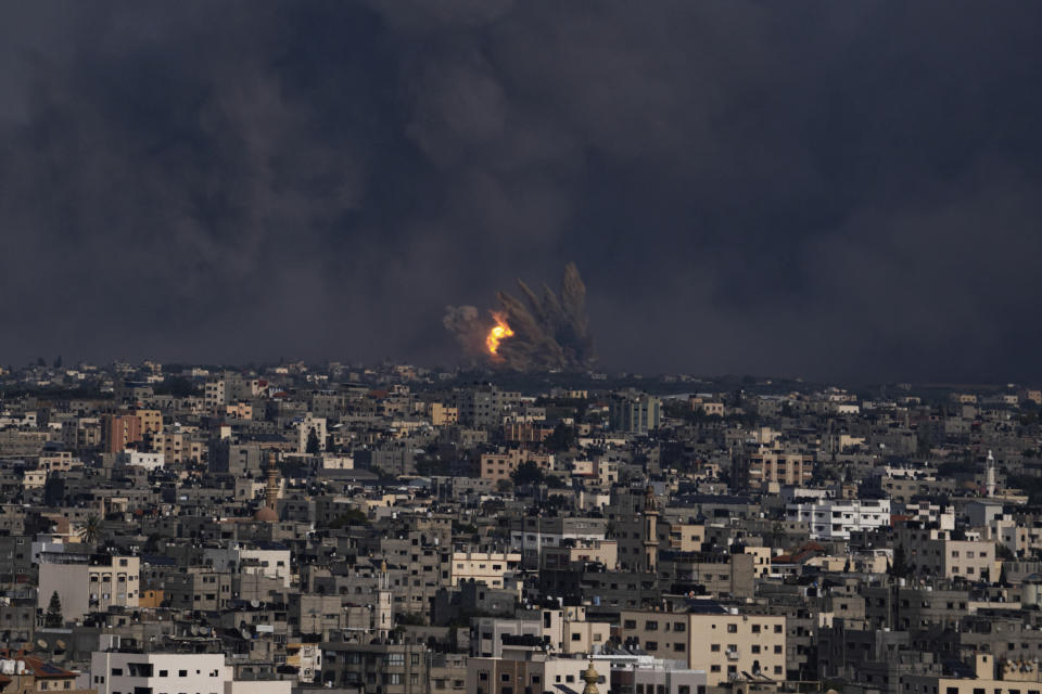 Humo y fuego se observan luego de un ataque aéreo israelí en la Ciudad de Gaza, el domingo 8 de octubre de 2023. (AP Foto/Fatima Shbair)