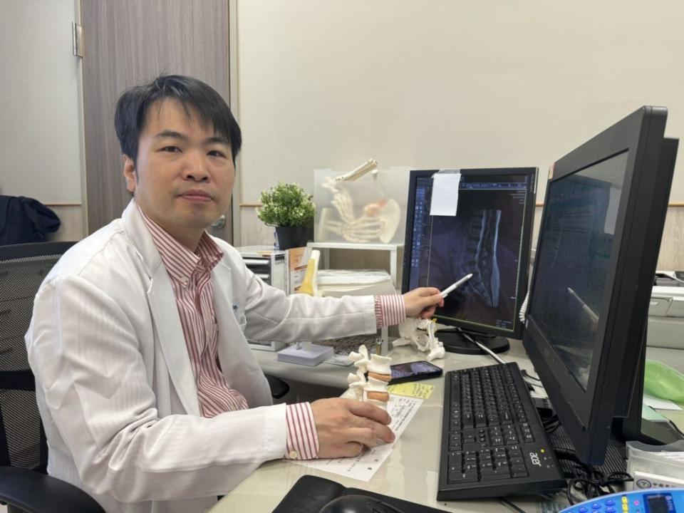 中國醫藥大學新竹附設醫院神經外科的江忠穎醫師分享，長時間久坐，這容易造成脊椎問題。（圖/記者林照東翻攝）