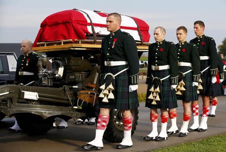 Soldiers escort the coffin during the funeral procession for Cpl. Nathan Cirillo in Hamilton, Ontario October 28, 2014. REUTERS/Mark Blinch