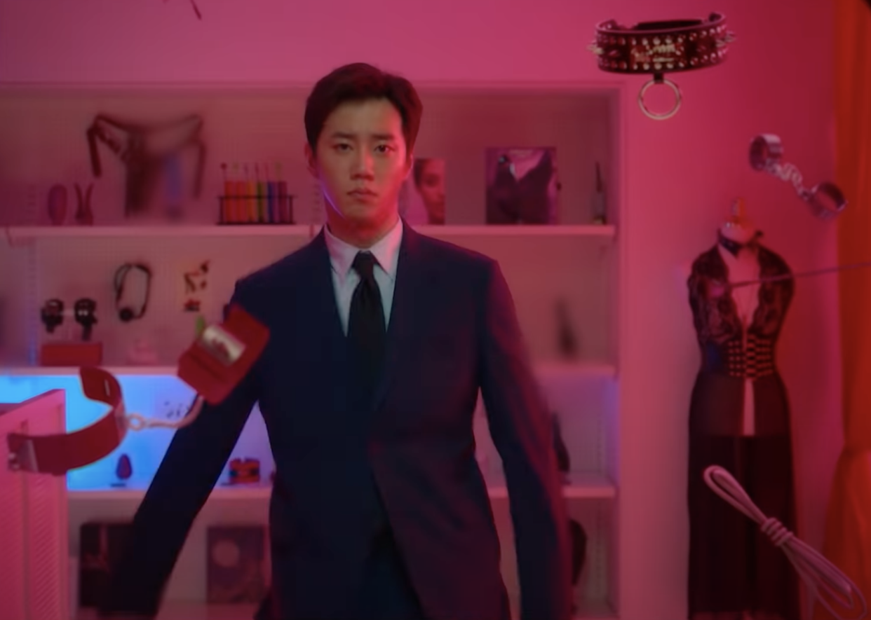 Lee Jun-young in Love And Leashes. (Screenshot from Netflix trailer)