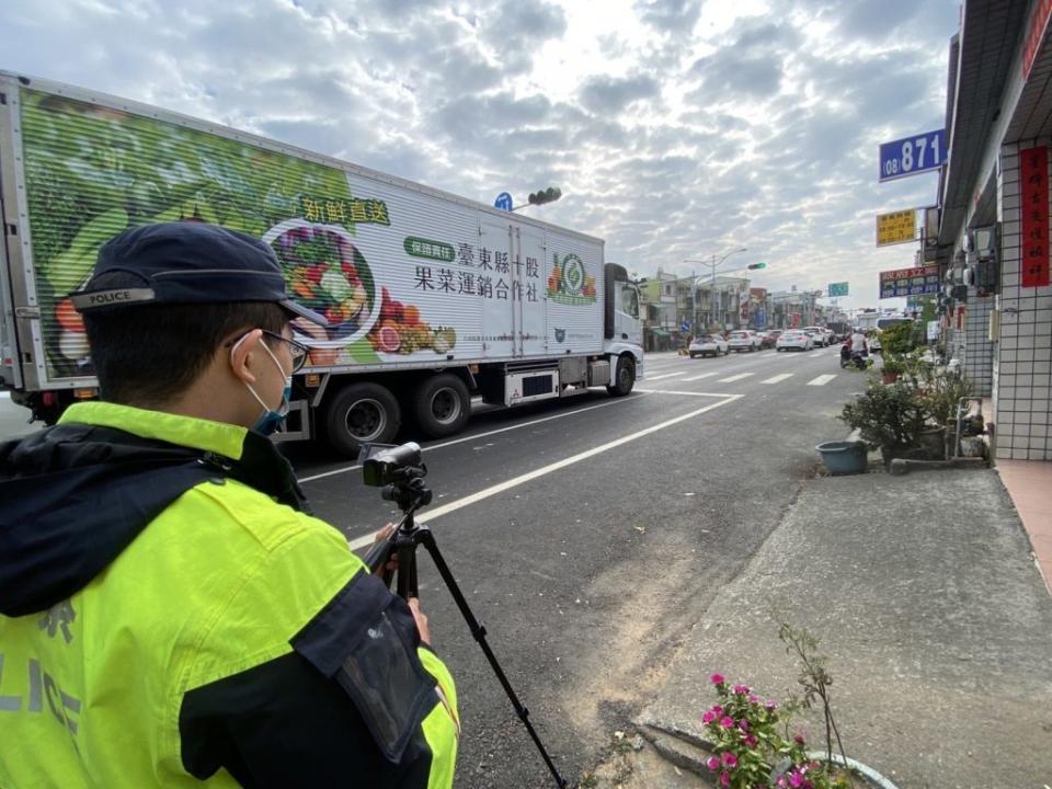 春節連假汽車違規行駛台一線水底寮段機慢車道遭舉發逾三百件。（記者蔣謙正翻攝）