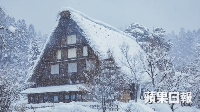 披上雪衣的合掌屋好像聖誕節的薑餅屋。