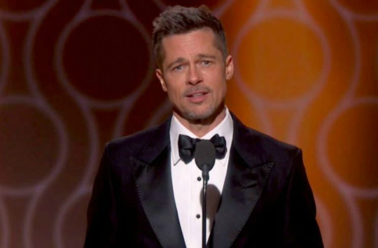 Todavía no nos terminamos de acostumbrar. Brad Pitt apareció en los Globos de Oro y lo hizo solo. Seguramente para llamar poco la atención, el actor ni siquiera posó en la alfombra roja y apenas lo vimos unos segundos en el escenario presentando un premio. Eso sí, no pudimos evitar echar de menos a Brangelina. (Foto de NBC).