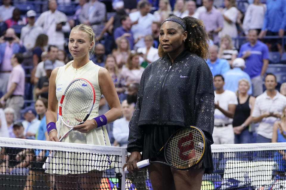 Serena Williams (derecha) y Anett Kontaveit previo al partido de la segunda ronda del US Open, el miércoles 31 de agosto de 2022, en Nueva York. (AP Foto/John Minchillo)