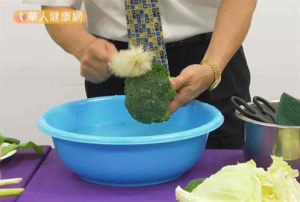用奶瓶刷輕洗花椰菜。