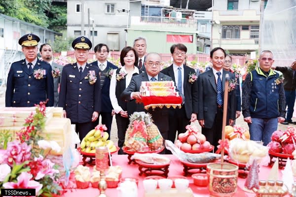 基隆港務分公司總經理高傳凱持禮主祭，前方第一排左起：基隆港務警察總隊總隊長林溫柔、內政部警政署長黃明昭、基隆市政府副市長邱佩琳、內政部主任祕書黃駿逸、航港局北部航務中心主任張德義、彥韋營造工程股份有限公司董事長游啟東。（圖：基隆港務分公司提供）