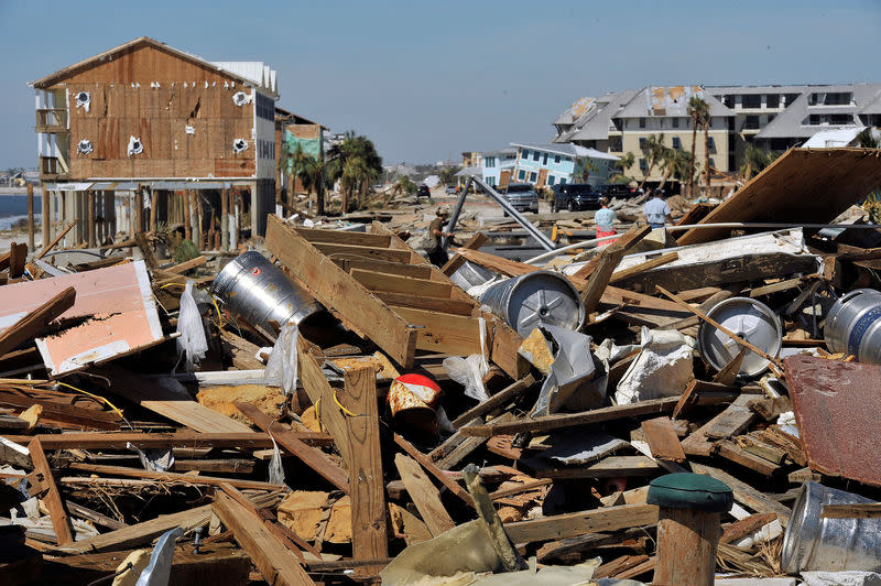 Au moins 14 personnes ont perdu la vie dans les Etats américains de Floride, de Géorgie, de Caroline du Nord et de Virginie, lors du passage de l'ouragan Michael, ont déclaré vendredi les autorités. /Photo prise le 12 octobre 2018/REUTERS/Steve Nesius