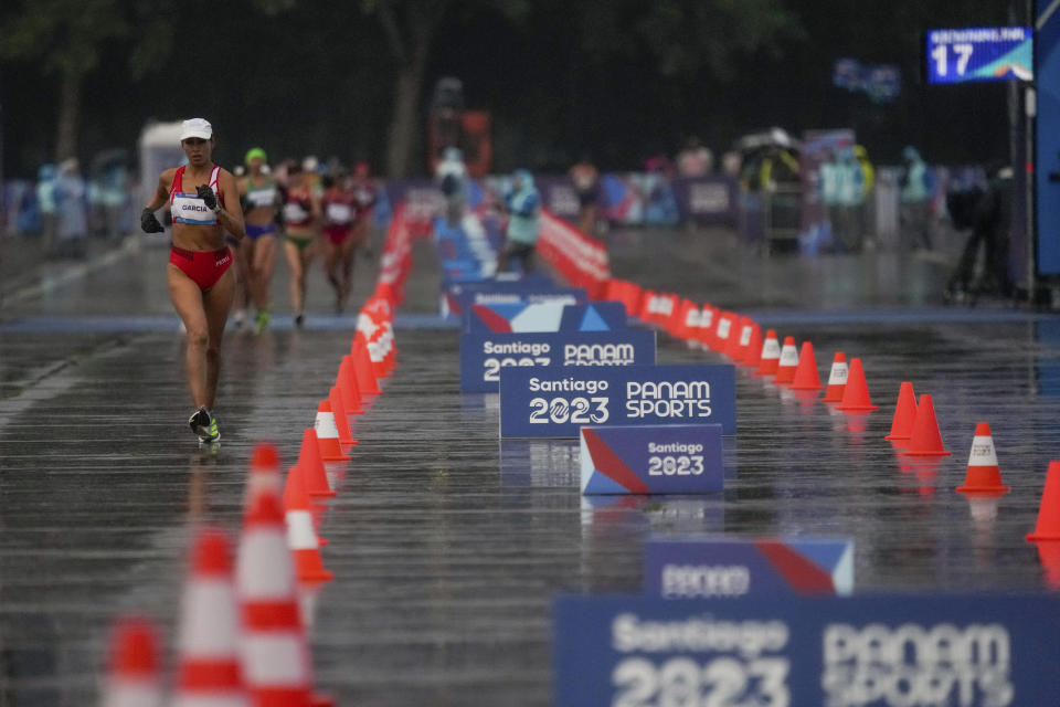 La peruana Kimberly García compite en la marcha de 20 kilómetros de los Juegos Panamericanos en Santiago, Chile, el domingo 29 de octubre de 2023. (AP Foto/Moisés Castillo)