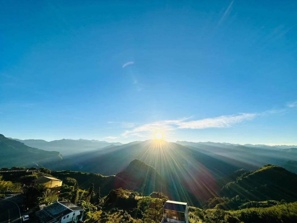 「阿里山英迪格酒店」頂樓的無邊際泳池，可看日出、雲海及星空。（圖片來源：阿里山英迪格酒店）