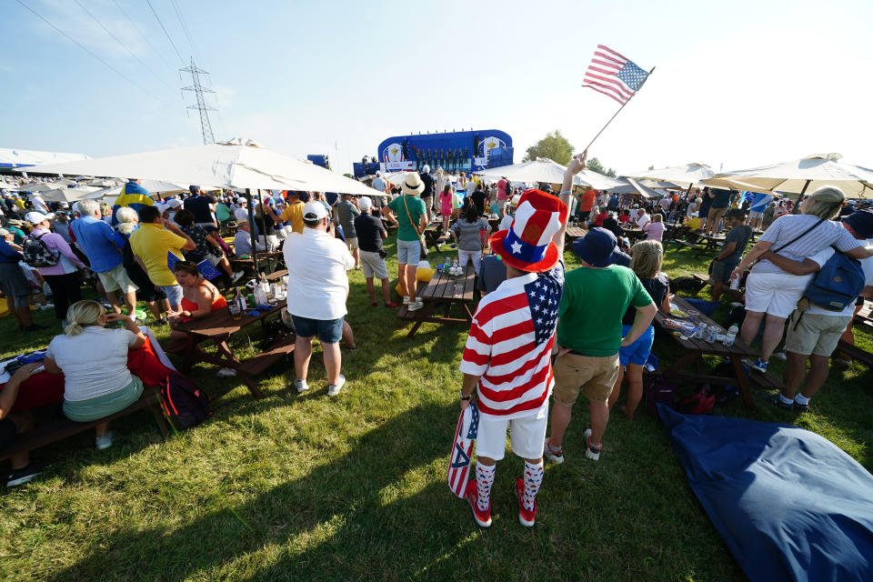 USA-szurkolók a Ryder Cup megnyitó ünnepségén a Marco Simone Golf and Country Clubban, Rómában, Olaszországban.  A fénykép dátuma: 2023. szeptember 28., csütörtök. (Fotó: Mike Edgerton/PA Images via Getty Images)