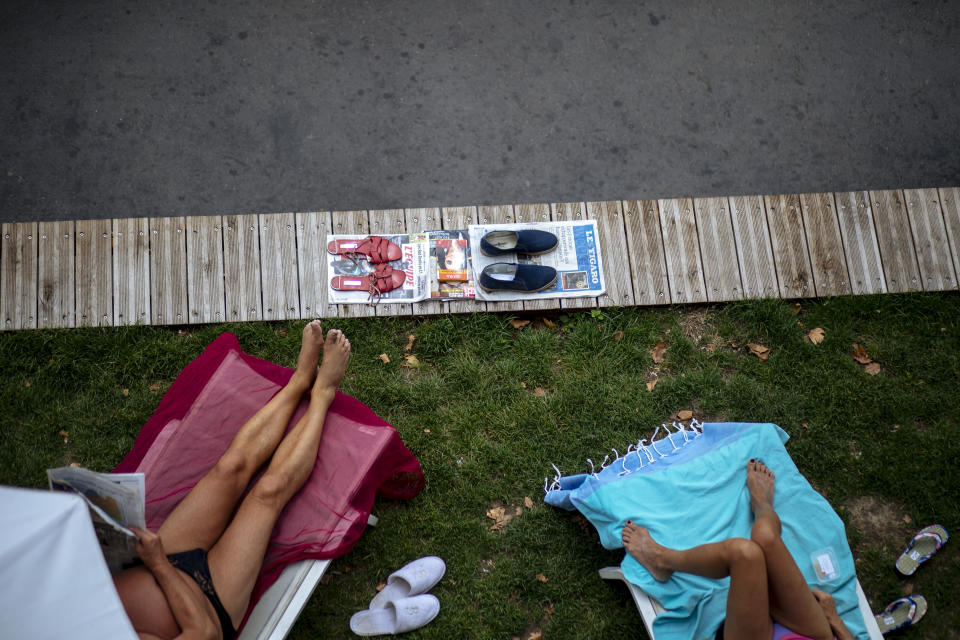 ARCHIVO - En esta imagen del martes 28 de julio de 2020, gente tomando el sol junto al río Sena en París. Un brote de coronavirus en una zona turística de Francia se está convirtiendo en un ejemplo de manual de cómo el virus enfrenta generaciones entre sí. En una semana se han descubierto 72 casos, la mayoría en veraneantes y trabajadores de temporada entre 18 y 25 años.. (AP Foto/Kamil Zihnioglu, Archivo)