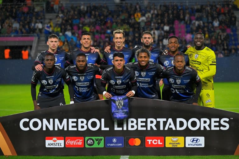 Los futbolistas de Independiente del Valle posan para una fotografía antes de un partido de la Copa Libertadores contra Palmeiras el 24 de abril de 2024 en Quito (Rodrigo Buendía)