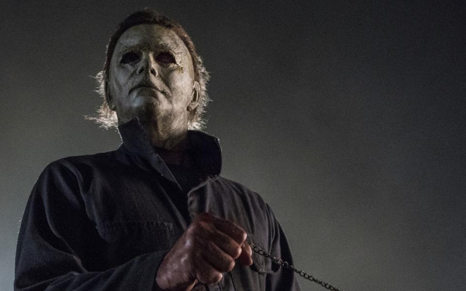 Die Neuauflage spielte 40 Jahre nach den Geschehnissen, die John Carpenter erzählte. Michael Myers kann sich befreien und macht sich auf den Weg, Laurie erneut heimzusuchen. "Halloween" entfaltete eine wesentlich geringere Sogwirkung als das Original, konnte aber immerhin mit einem schaurigen-Soundtrack überzeugen - komponiert von John Carpenter und seinem Sohn David. (Bild: Universal Studios)