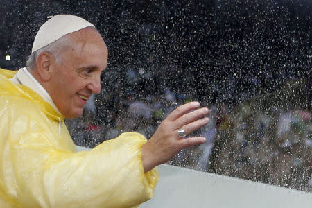 Pope Francis waves from the popemobile after leading a Mass at Rizal Park in Manila January 18, 2015. REUTERS/Cheryl Ravelo