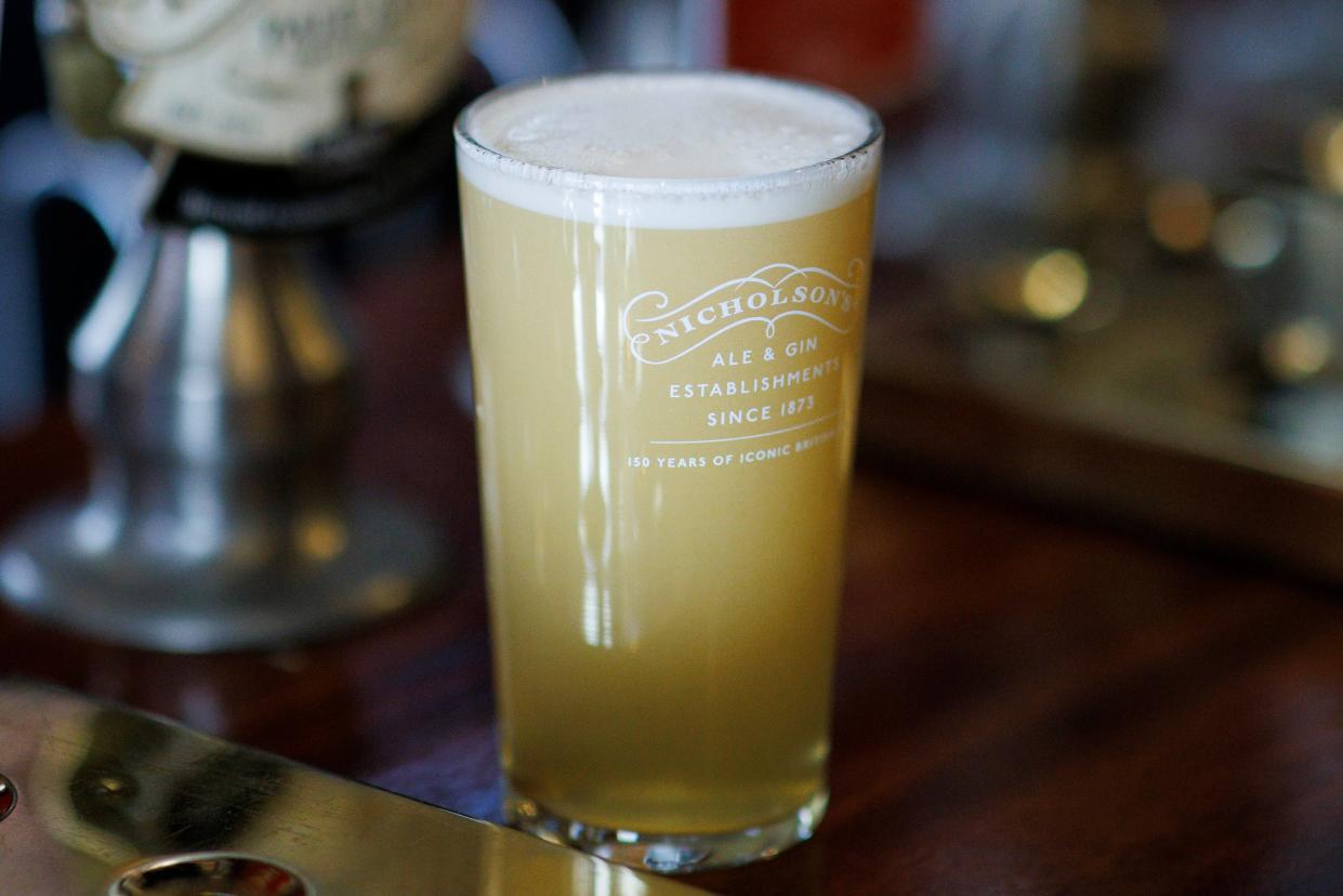 The first pint of Kingmaker a new brew celebrating the coronation pulled by Prince William (Getty Images)