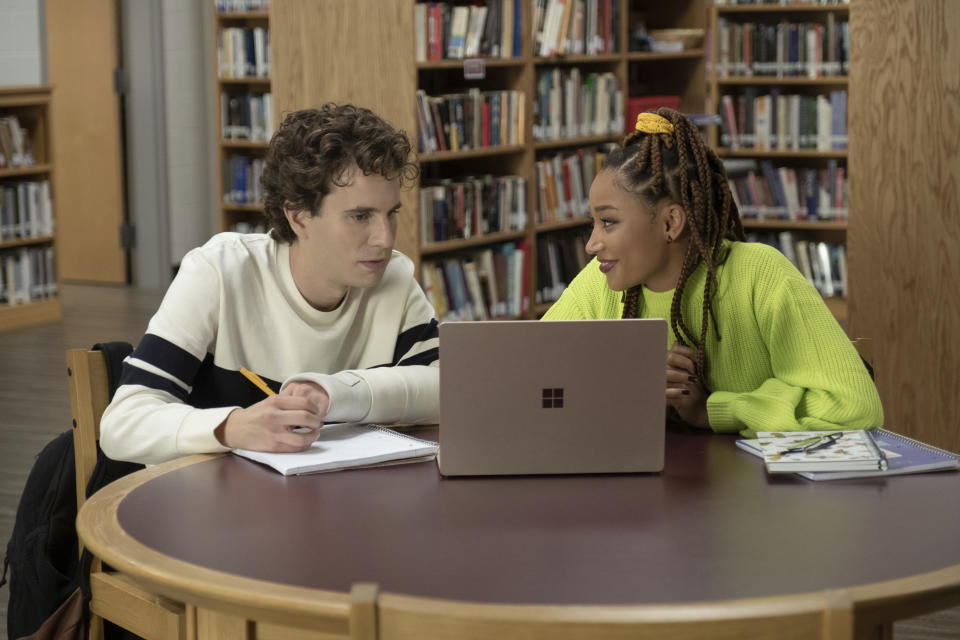 En esta imagen difundida por Universal Pictures, Ben Platt y Amandla Stenberg en una escena de "Dear Evan Hansen". (Erika Doss/Universal Pictures via AP)