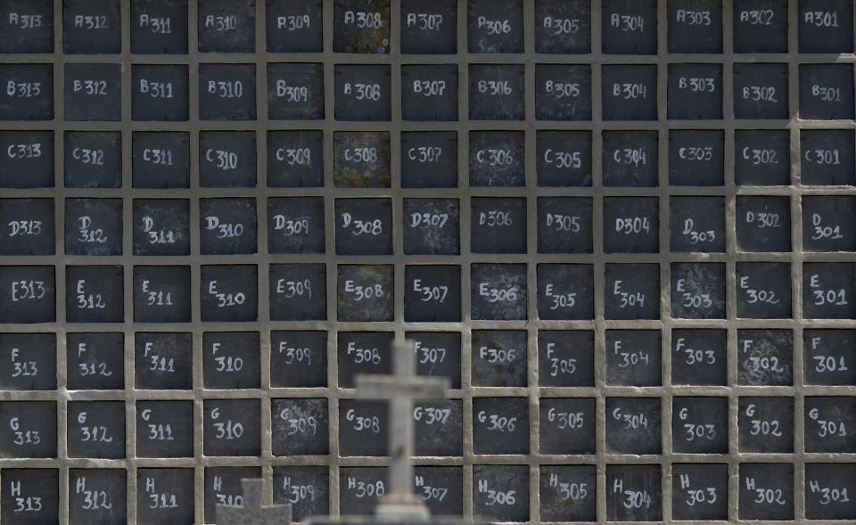 Los números etiquetan nuevos nichos en el cementerio de Iraja en Río de Janeiro, Brasil, el jueves 30 de abril de 2020. (AP Foto/Silvia Izquierdo)