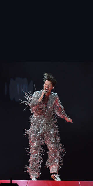 Harry Styles portant des Samba sur la scène des Grammy Awards, le 5 février 2023. Le musicien fait partie des personnalités qui ont contribué à la popularité de la chaussure d’Adidas. . PHOTO VALÉRIE MACON/AFP