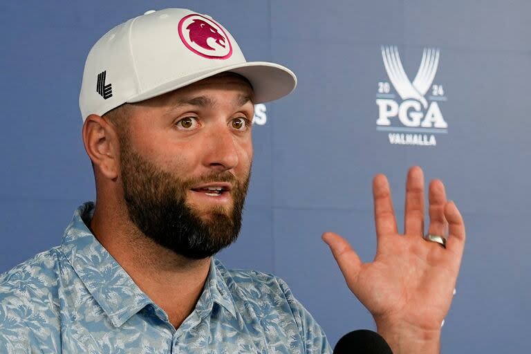 Jon Rahm, de España, conversa durante una conferencia de prensa del Campeonato PGA en el Valhalla Golf Club 