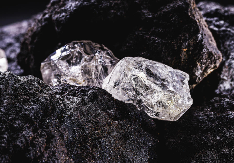 <p>Il évoque une goutte de pluie d’avril, le diamant est un symbole de force en lithothérapie. Il serait également la pierre de la méditation par excellence car sa totale transparence aiderait à y voir plus clair en soi. Méditatif et puissant ou juste joli, Marilyn Monroe et Rihanna s’accordent pour dire que les diamants sont les meilleurs amis des filles : ils leur permettent de briller. </p><br>