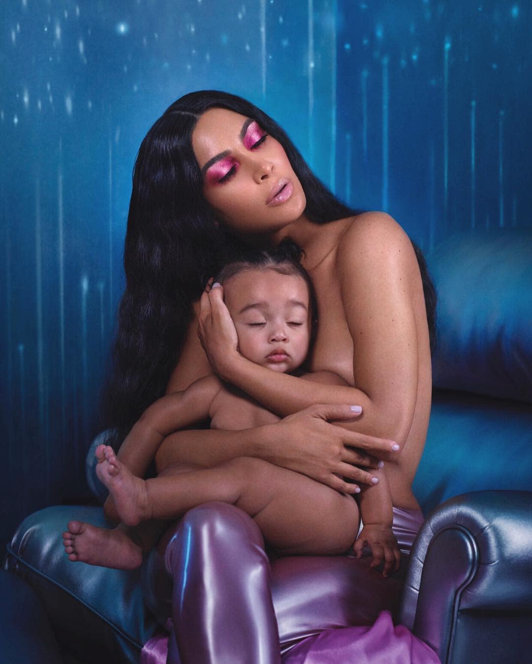 Esta foto de Kim Kardashian junto a su hija menor, Chicago, de 10 meses de nacida, ha dividido opiniones. <a href="https://www.instagram.com/kimkardashian/?hl=en" rel="nofollow noopener" target="_blank" data-ylk="slk:Foto: Kim Kardashian/Instagram;elm:context_link;itc:0;sec:content-canvas" class="link ">Foto: Kim Kardashian/Instagram</a>