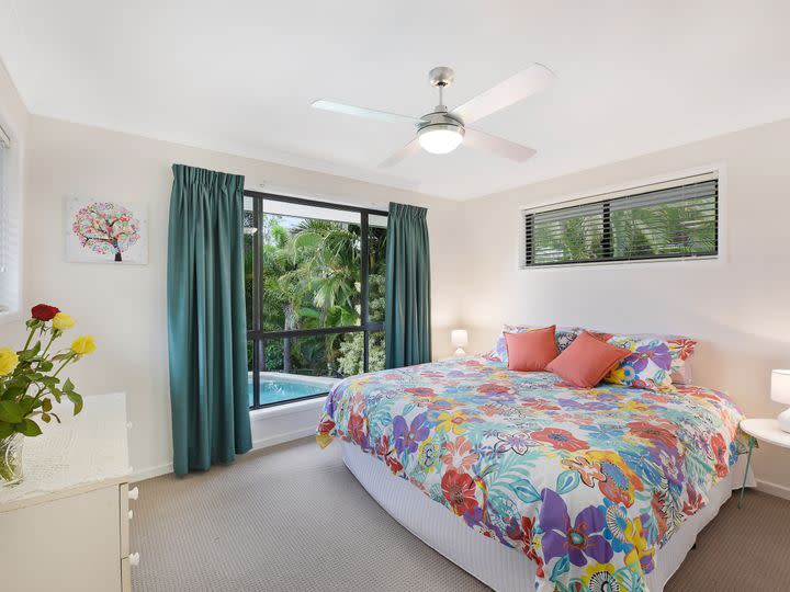 An interior photo of a bedroom in a Sunshine Coast property reportedly owned by Bindi Irwin and Chandler Powell.