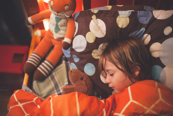 Ir a dormir temprano ayudaría a que los niños tengan una mejor calidad de sueño. – Foto: Adriana Varela Photography/Getty Images