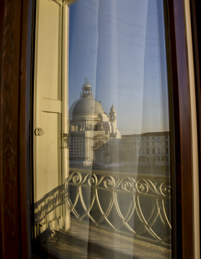 <p>Surplombant le Grand Canal et avec une vue majestueuse sur la basilique Santa Maria della Salute, l’hôtel St. Régis, accessible par les canaux et à 5 minutes à peine de la place Saint-Marc, est le lieu idéal pour rêver au bord de l’eau. Entre l’espace spa, le centre de fitness, et les différents lieux de restauration, toujours avec vue, l’hôtel St. Régis sait comment accueillir ses visiteurs.</p><p><b>Hôtel St. Régis Venise</b></p><p> San Marco 2159, Venice<br>30124 Italie</p><p><a href="https://www.marriott.fr/hotels/travel/vcexr-the-st-regis-venice/?scid=82d949a3-efc3-4253-8865-1754f8c15646&gclid=CjwKCAjwsJ6TBhAIEiwAfl4TWMWMZzAx1kD400jZuafa8KcRcL3ND1AfZ4mPhzAzpue_xSfx77L6qhoCGogQAvD_BwE&gclsrc=aw.ds" rel="nofollow noopener" target="_blank" data-ylk="slk:www.marriott.fr/hotels/travel/vcexr-the-st-regis-venice;elm:context_link;itc:0;sec:content-canvas" class="link ">www.marriott.fr/hotels/travel/vcexr-the-st-regis-venice</a></p> <br>