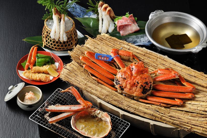 秋冬季節到日本島根入住星野集團的精品旅館，可以吃到超澎湃的「附產地標籤活松葉蟹會席」。