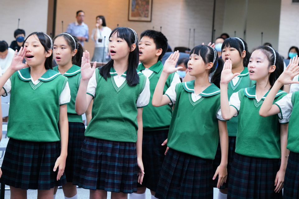 私立復興實驗高中國小部30位學生獻唱歌曲「Why We Sing」