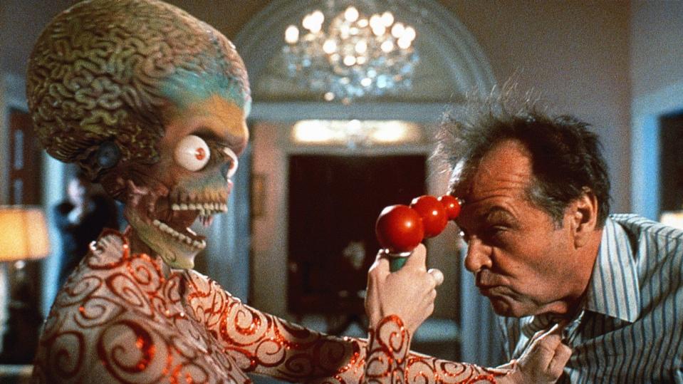 Dies ist keine Übung! Außerirdische Streitmächte besetzen die Erde und zwingen Präsident James Dale (Jack Nicholson) in "Mars Attacks!" (1996) zur Aufgabe. (Bild: kabel eins / Warner Bros. Pictures)