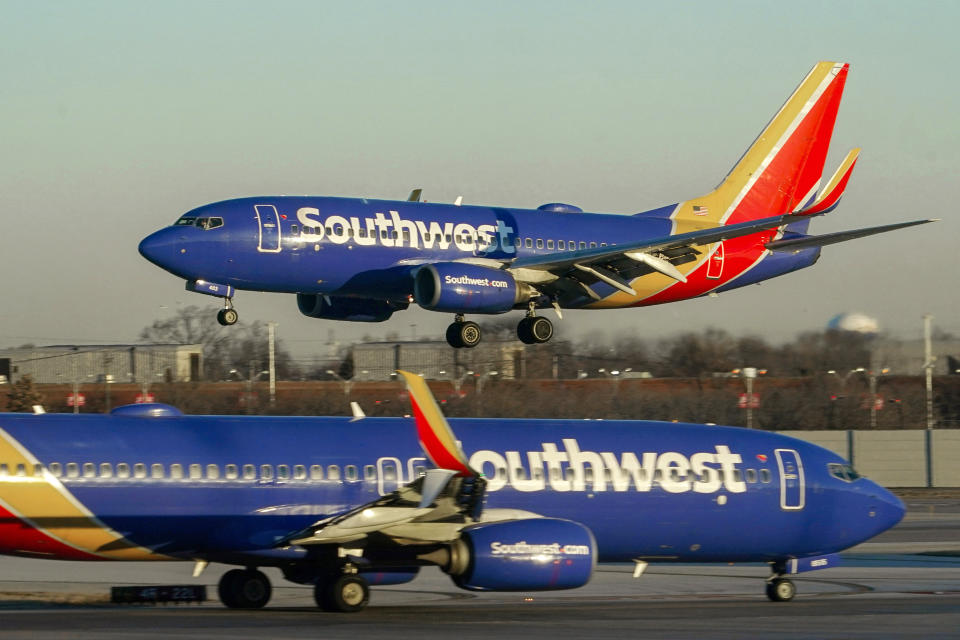 <strong>西南航空一架波音737-800客機發生引擎罩脫落事故。圖為2023年2月在芝加哥中途國際機場（MDW）的西南航空客機。（資料照／美聯社）</strong>